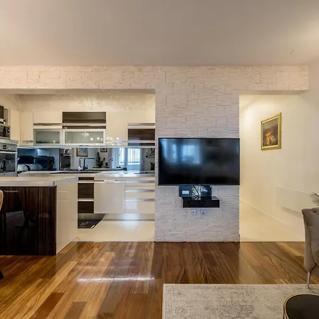 Amigo 2-bedroom Luxury - Balcony & Seaview Apartment