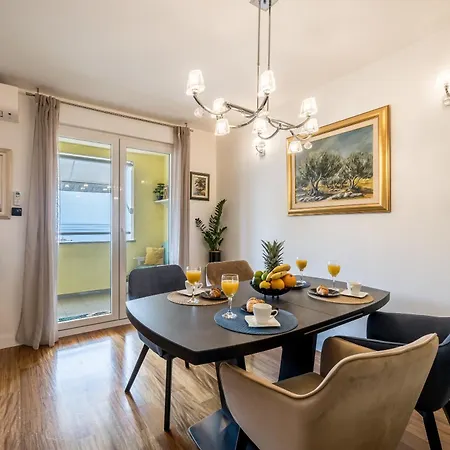 Amigo 2-bedroom Luxury - Balcony & Seaview Daire *