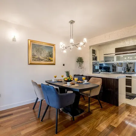 Amigo 2-bedroom Luxury - Balcony & Seaview Daire *