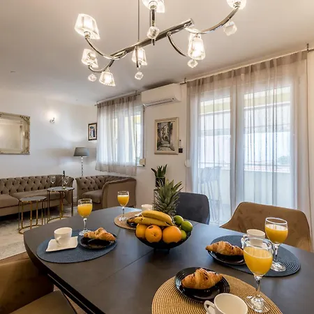 Amigo 2-bedroom Luxury - Balcony & Seaview Lägenhet Split
